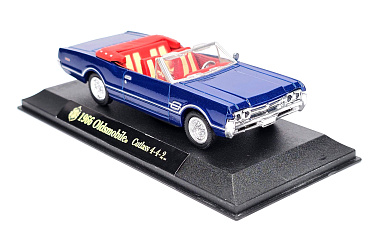 Oldsmobile Cutlass 4-4-2 1966