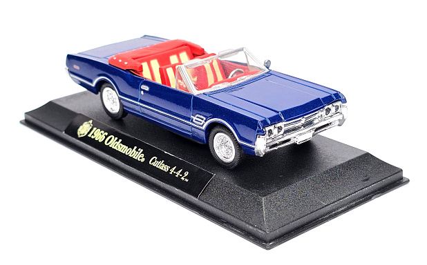 Oldsmobile Cutlass 4-4-2 1966